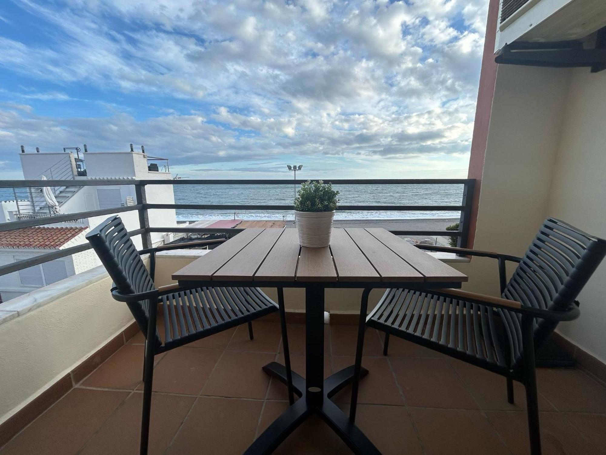 Maravilloso Apartamento En Primera Linea De Playa Con Vistas Al Mar En Caleta De Velez 2 D Екстер'єр фото